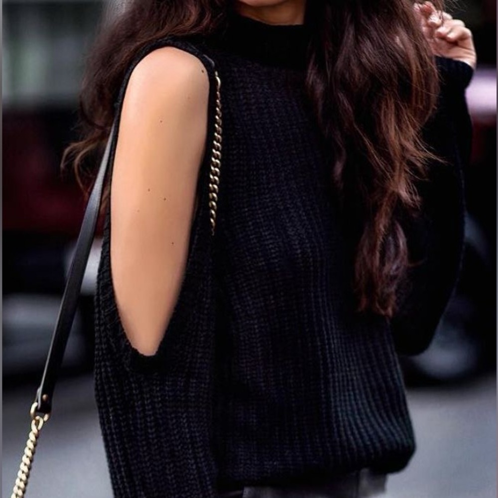 IZZUE SHOULDER CUTOUT SWEATER SMALL